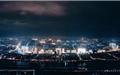 它是中国最年轻的城市－龙港市，有一条古老的江，它叫鳌江，古称：方岩下青龙江，每当夜幕降临，龙鳌两岸高楼大厦就亮起来了。整个龙鳌两岸变成了灯的海洋，光的世界。文：龙港网  摄影：池长峰 