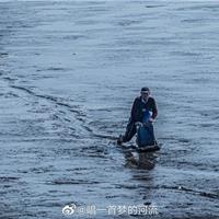 龙港海城的滩涂，本地老渔民在滩涂地里...