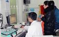 12点40分，苍南县第二人民医院急诊科徐医生正在值班，林护士坚持带病上班。