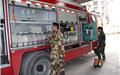 3点40分，龙港镇专职消防队9名执勤人员正在整理设备工具，待命备战除夕夜。
