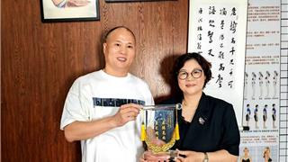 跨越千里的致谢：一面水晶锦旗背后的康复故事