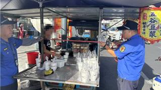 龙港市综合行政执法局开展早间流动摊贩违法摆摊专项整治行动