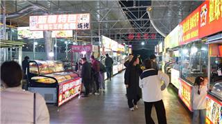 从闲置地到“金疙瘩”！龙虹夜市烟火气里的“三赢”密码