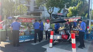 龙港市综合行政执法局“扫街行动”整治流动摊贩乱象