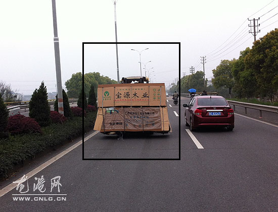 铲车行驶在龙金大道 车辆纷纷避让 - 资讯中心 - 龙港网