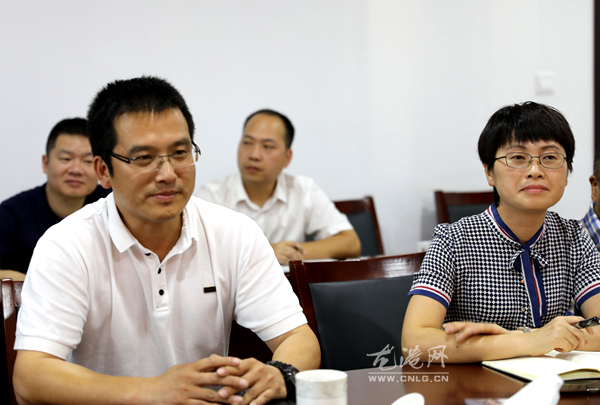 8月23日下午,龙港镇长陈显宏与鳌江镇长林宝宽坐在一起就瓯南大桥景观