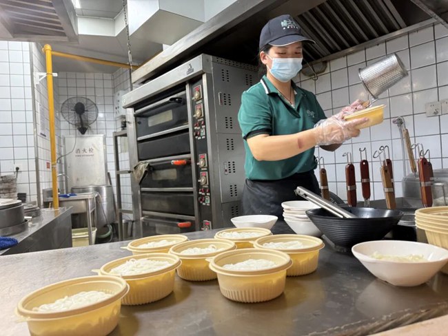 龙港市缘之桥过桥米线财富店全力投入爱心供餐工作