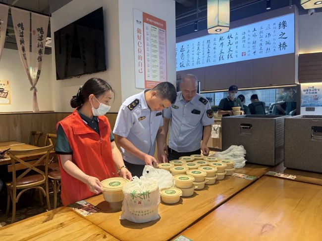 龙港市缘之桥过桥米线财富店全力投入爱心供餐工作