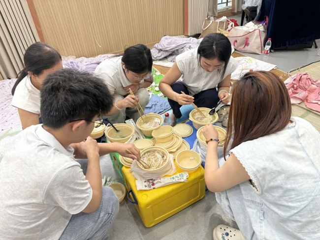 龙港市缘之桥过桥米线财富店全力投入爱心供餐工作