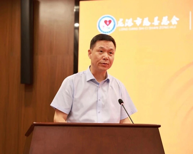 朱文胜会长代表龙港市慈善总