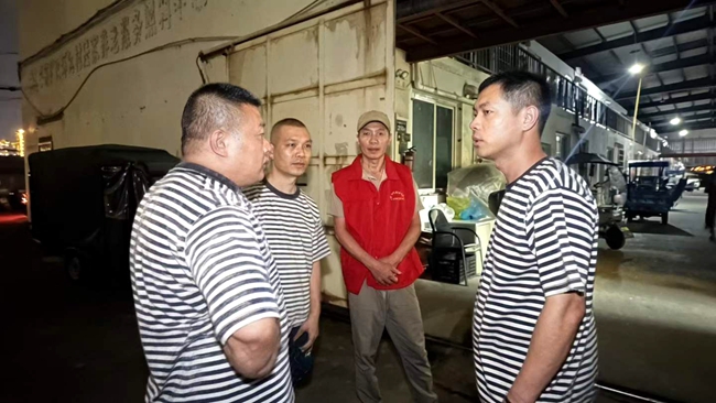 龙港市海上蛟龙救援队连夜转移30余名老人
