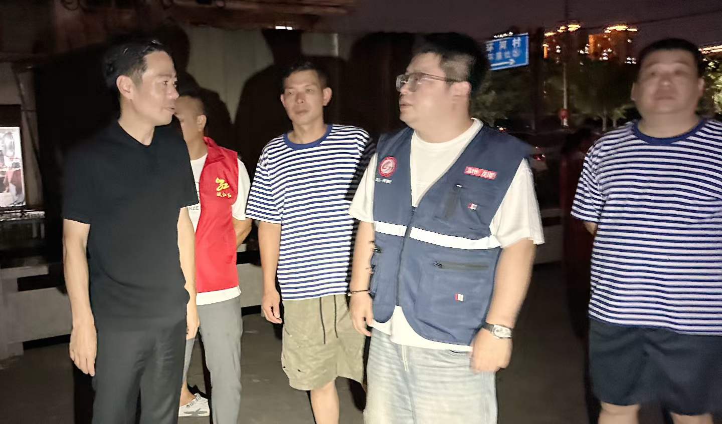 龙港市海上蛟龙救援队连夜转移30余名老人