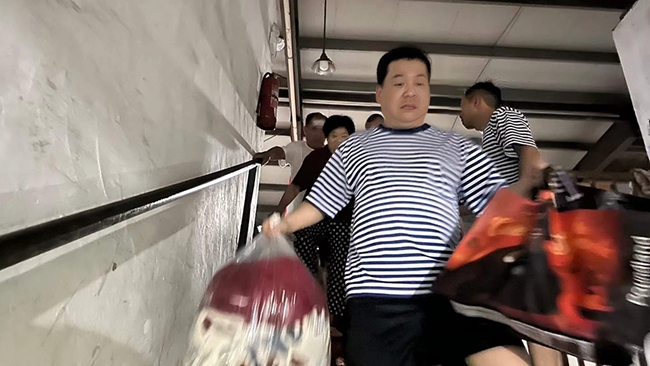 与“沙德尔”赛跑！龙港市海上蛟龙救援队连夜转移30余名老人