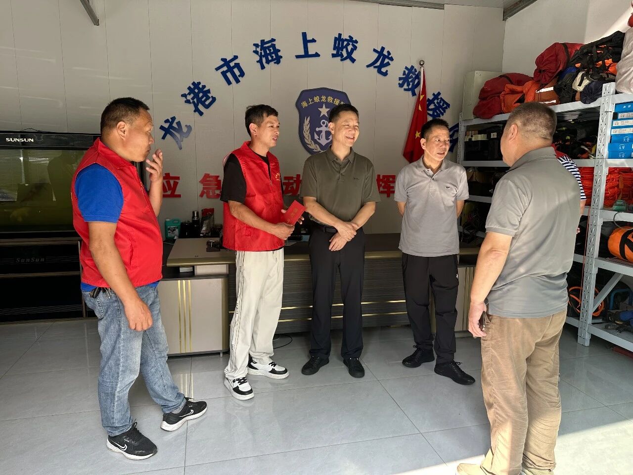 龙港市慈善总会组织开展救援慈善义工队走访慰问活动