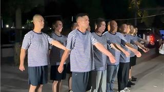 龙港市海上蛟龙救援队开展秋季队列训练