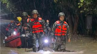 雨夜逆行护平安！龙港民兵连夜紧急转移100余名受困群众